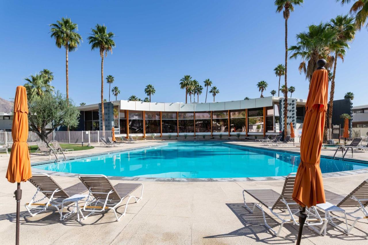 Mid-Century Palm Springs Bungalow With Patio! Bagian luar foto