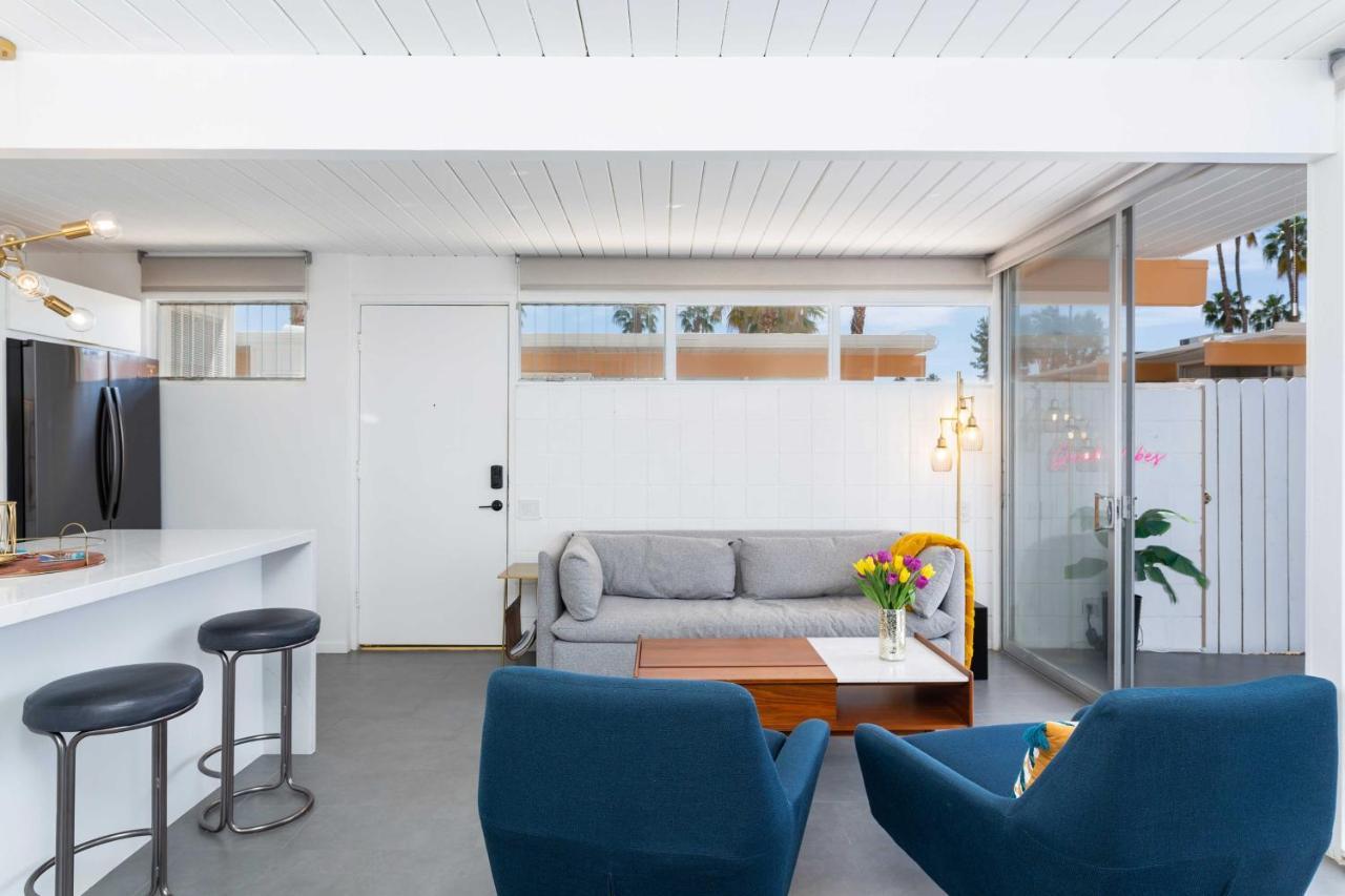 Mid-Century Palm Springs Bungalow With Patio! Bagian luar foto