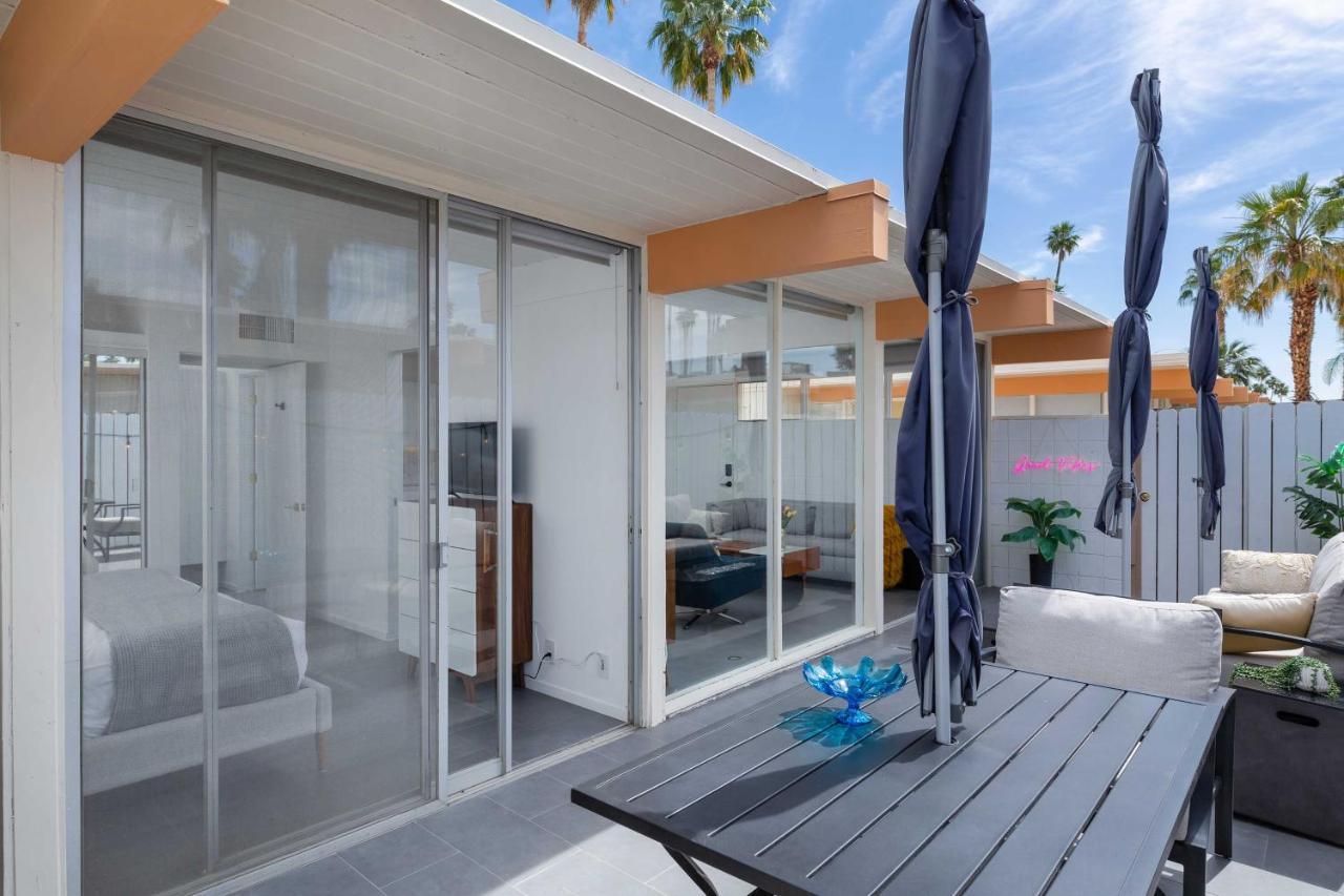 Mid-Century Palm Springs Bungalow With Patio! Bagian luar foto