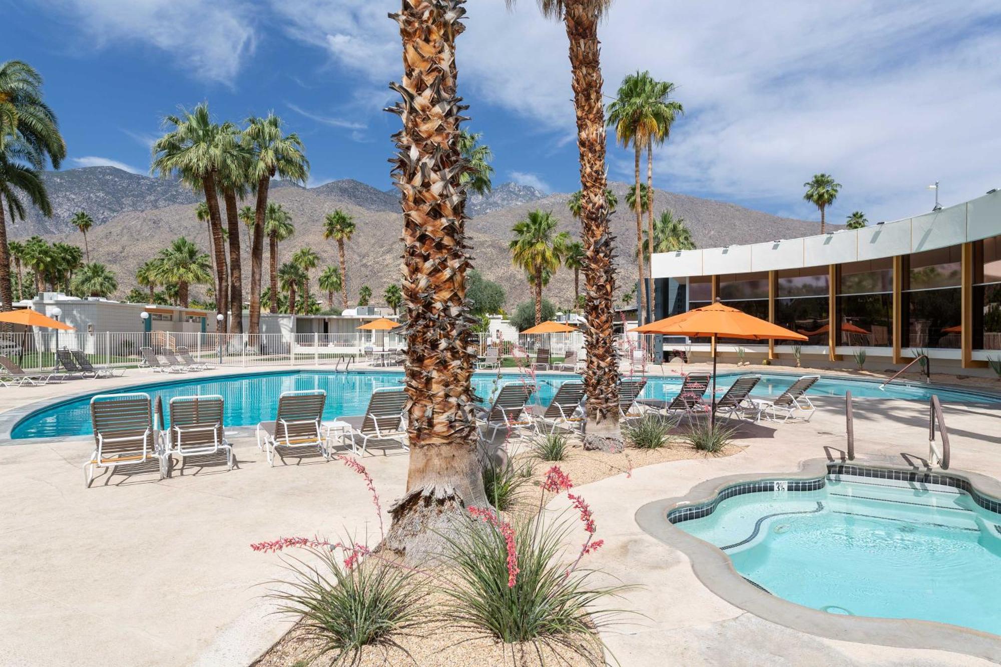 Mid-Century Palm Springs Bungalow With Patio! Bagian luar foto