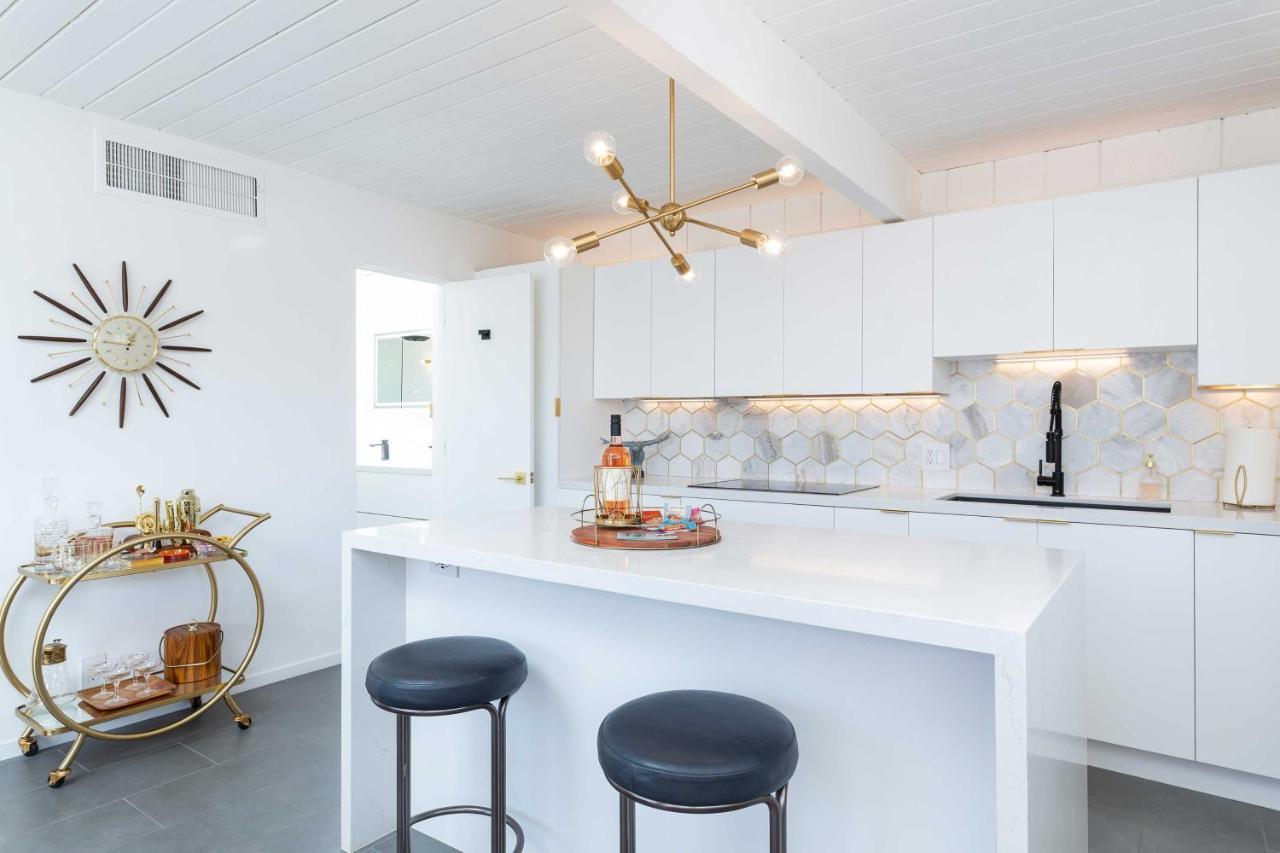 Mid-Century Palm Springs Bungalow With Patio! Bagian luar foto