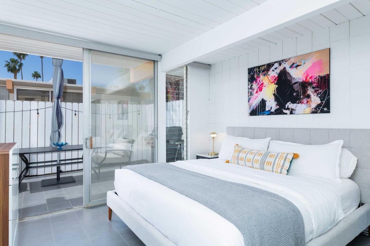 Mid-Century Palm Springs Bungalow With Patio! Bagian luar foto