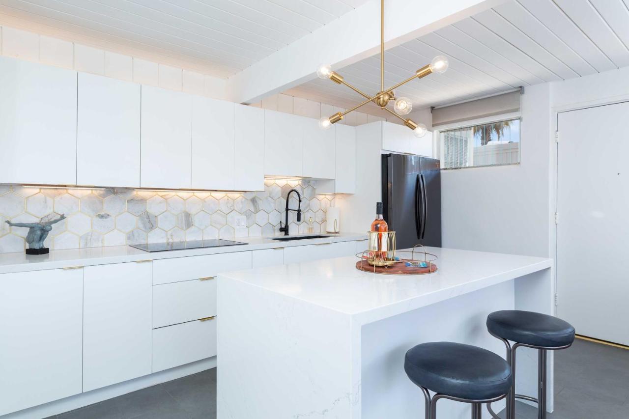 Mid-Century Palm Springs Bungalow With Patio! Bagian luar foto